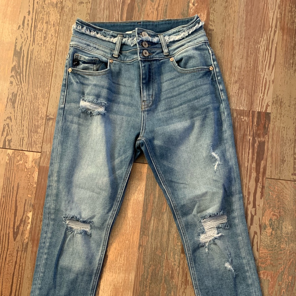 Kancan Light Wash Distressed Faded Curvy Skinny Jeans Size 27. NWT